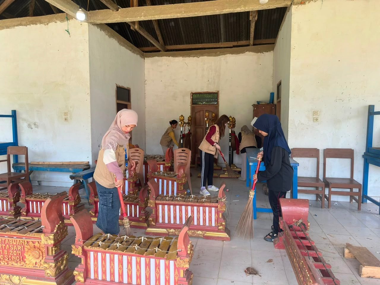 Gotong Royong Membersihkan Balai Banjar